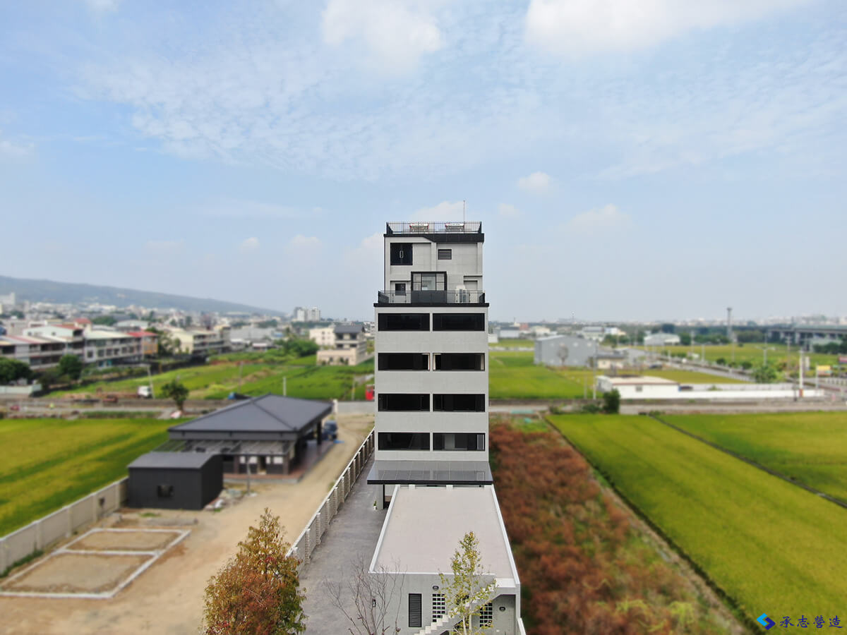 台中南投老屋翻新｜綠野間的質感清水模透天住宅