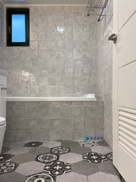 廁所新作浴缸採用復古方磚，搭配六角地磚