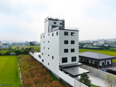 台中南投老屋翻新｜綠野間的質感清水模透天住宅