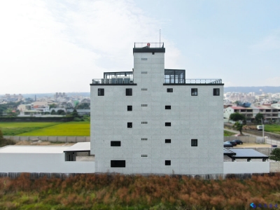 台中南投老屋翻新｜綠野間的質感清水模透天住宅